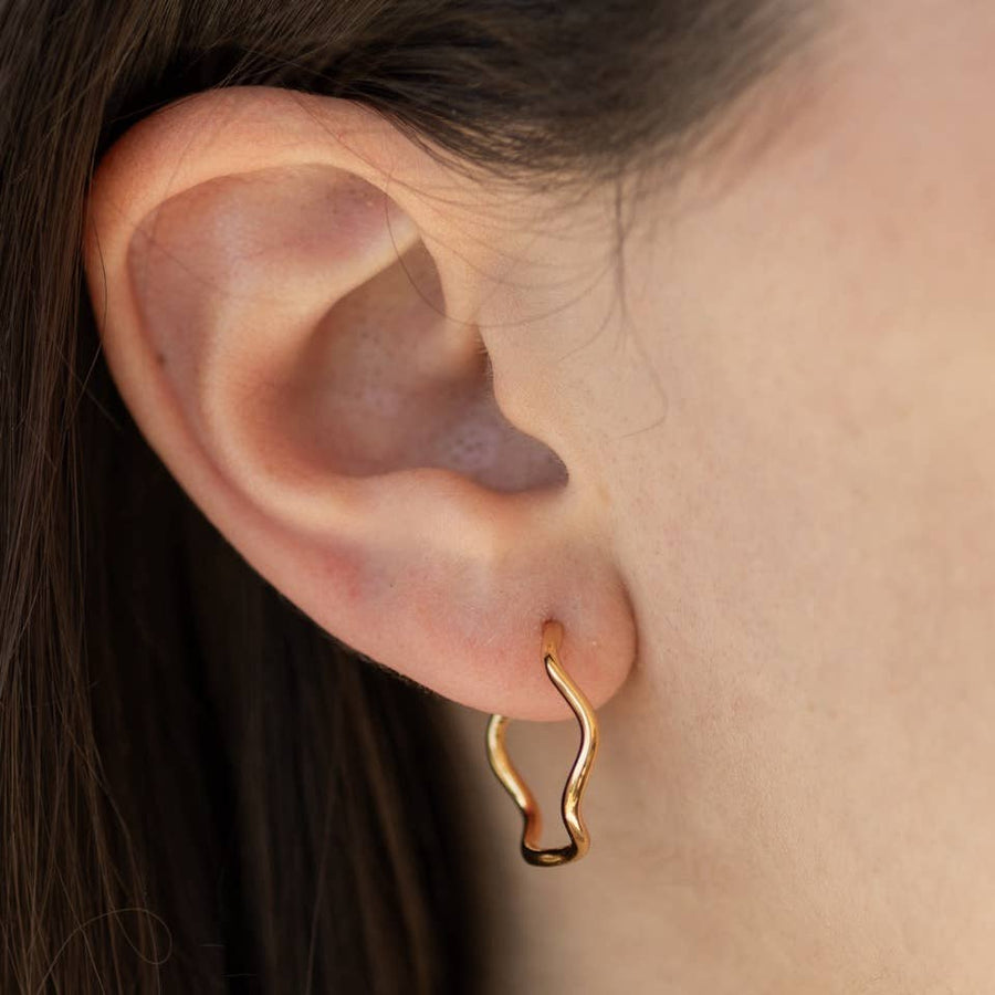 Hailey Wavy Hoop Earrings in Gold