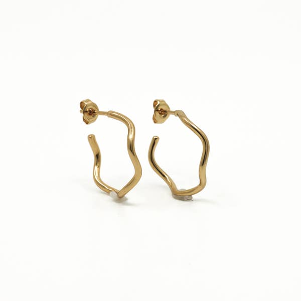 Hailey Wavy Hoop Earrings in Gold
